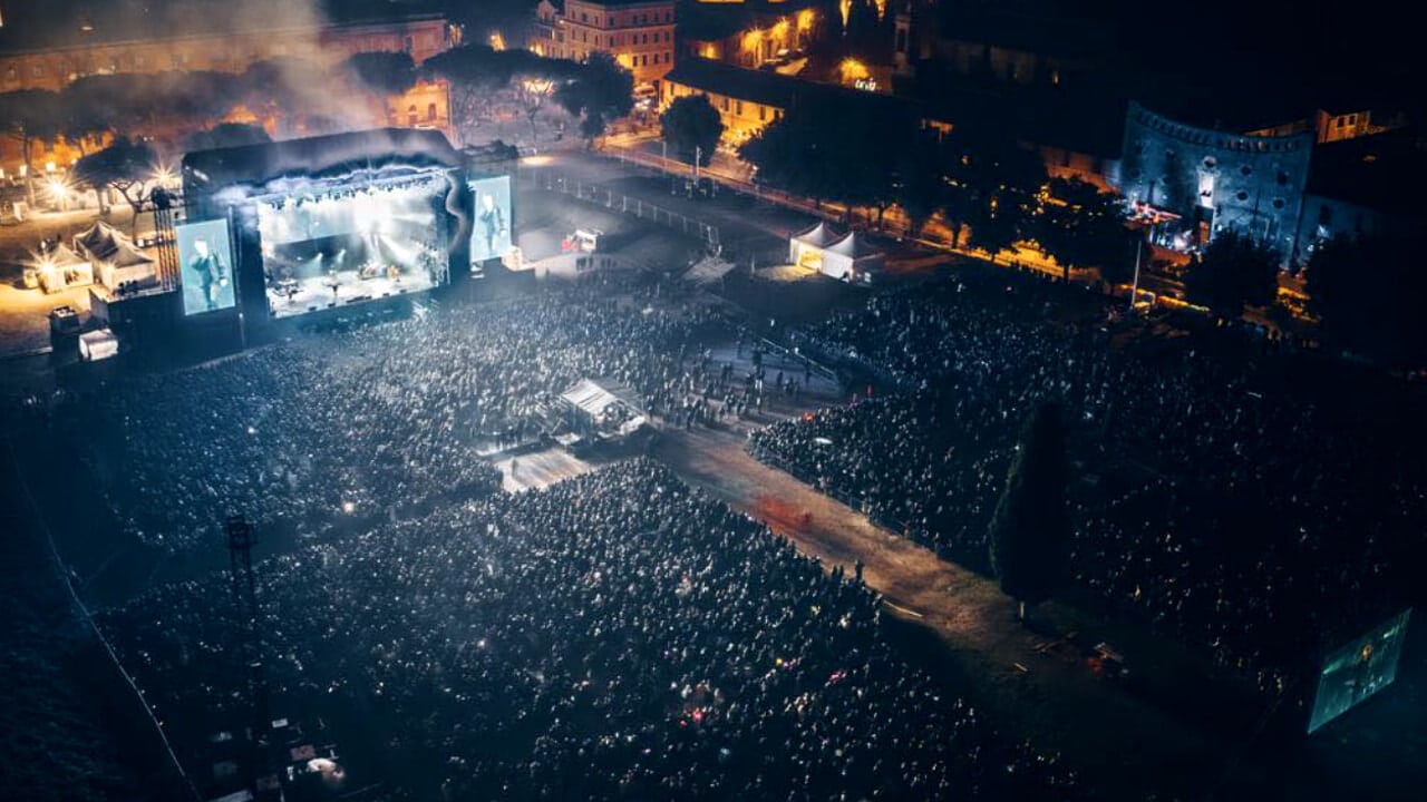 Concerto serale al Circo Massimo di Roma con folla di spettatori