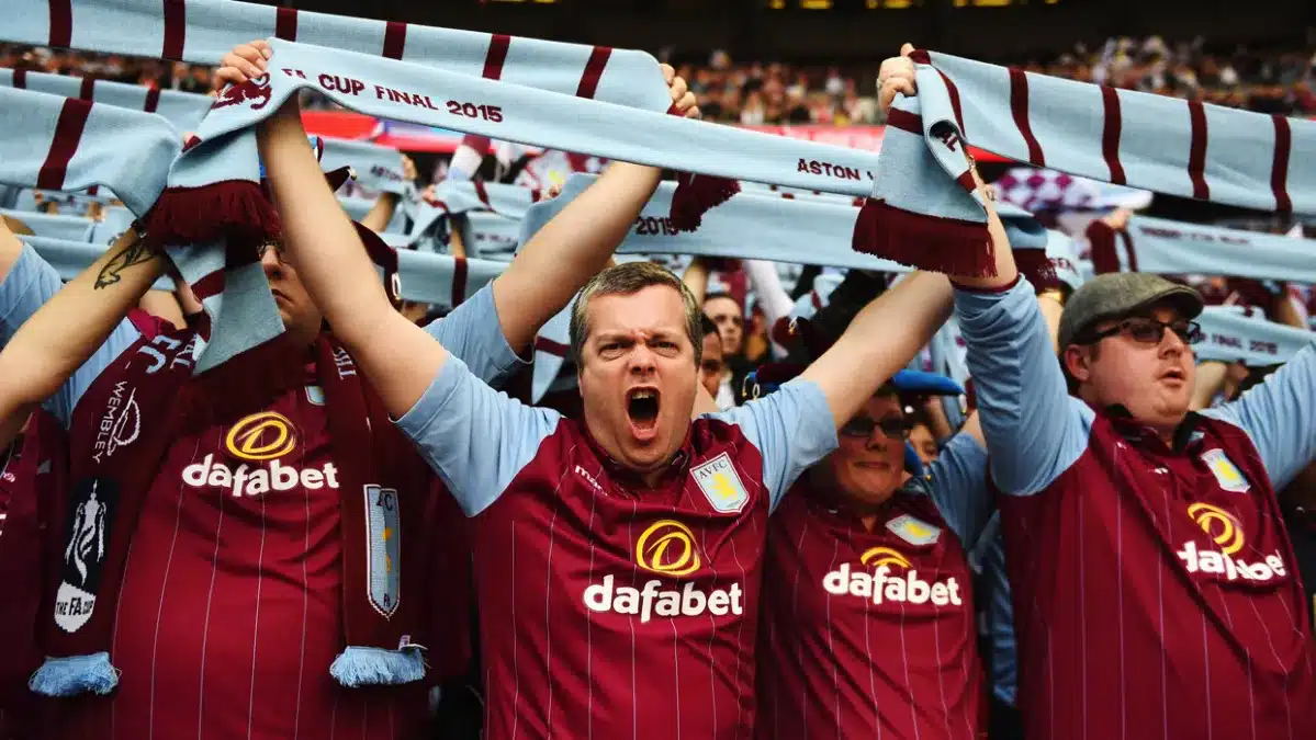 Tifosi dell’Aston Villa cantano sugli spalti durante una partita casalinga