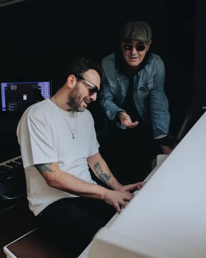 Cesare Cremonini e l'amico Luca Carboni durante la registrazione della loro canzone San Luca dedicata alla loro amata città natale Bologna
