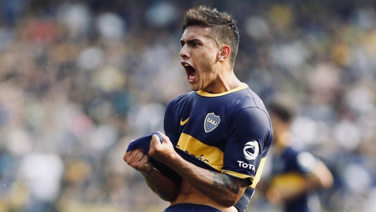 Leandro Paredes esulta con la maglia del Boca Juniors, ritorno in Argentina dopo l’addio alla Roma