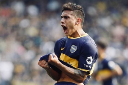 Leandro Paredes esulta con la maglia del Boca Juniors, ritorno in Argentina dopo l’addio alla Roma