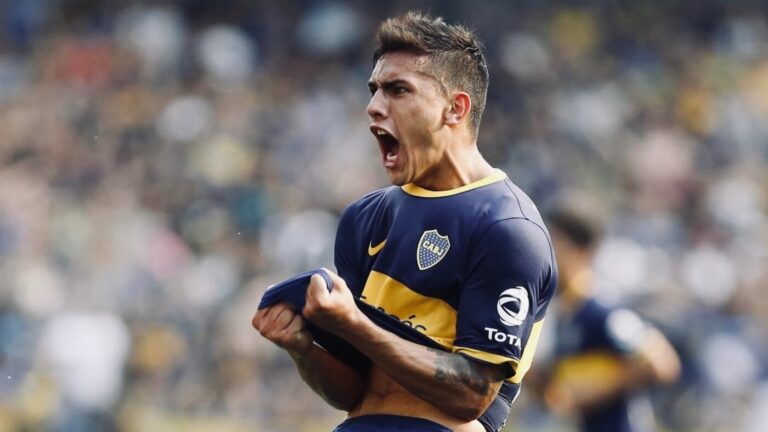 Leandro Paredes esulta con la maglia del Boca Juniors, ritorno in Argentina dopo l’addio alla Roma