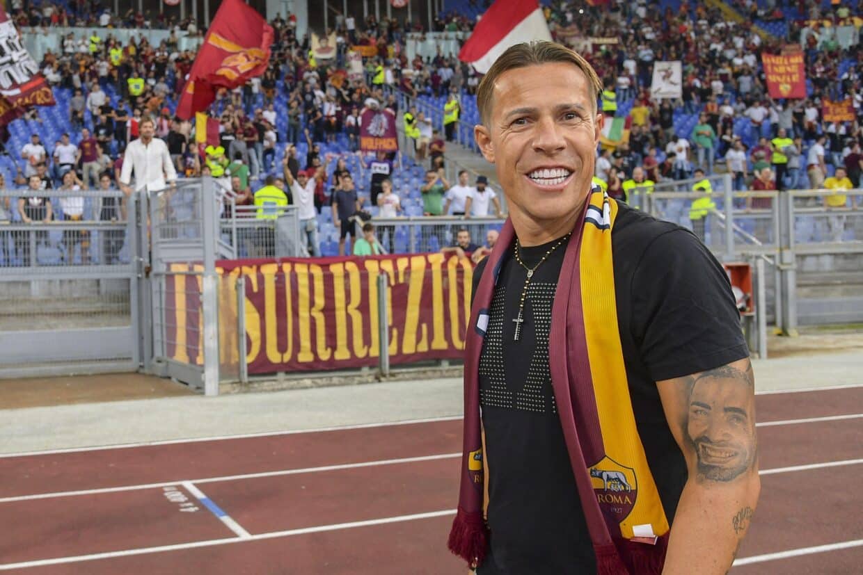 Rodrigo Taddei con la sciarpa della Roma allo Stadio Olimpico