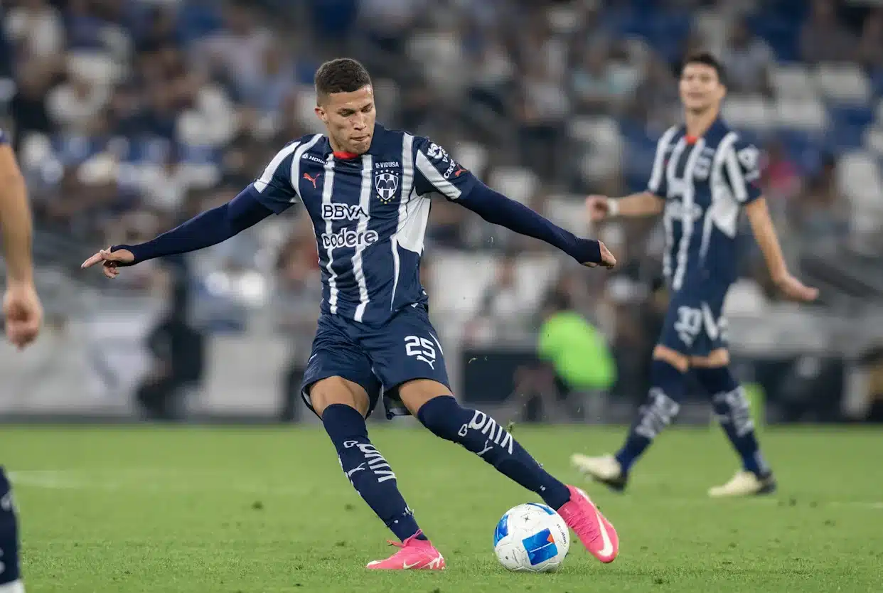 Johan Deossa in azione con la maglia del Monterrey