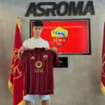 Davide Di Mascio firma il suo primo contratto da professionista con la Roma, posa con la maglia ufficiale