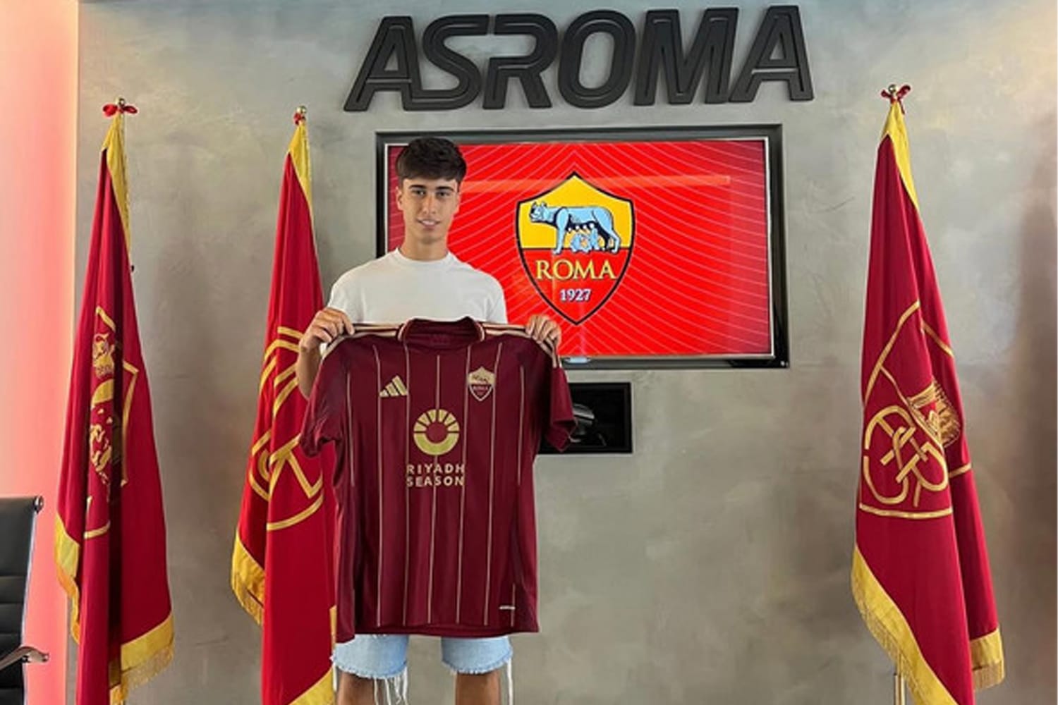 Roma, primo contratto da professionista per Davide Di Mascio: “Fiero e orgoglioso” Roma, primo contratto da professionista per Davide Di Mascio: “Fiero e orgoglioso”