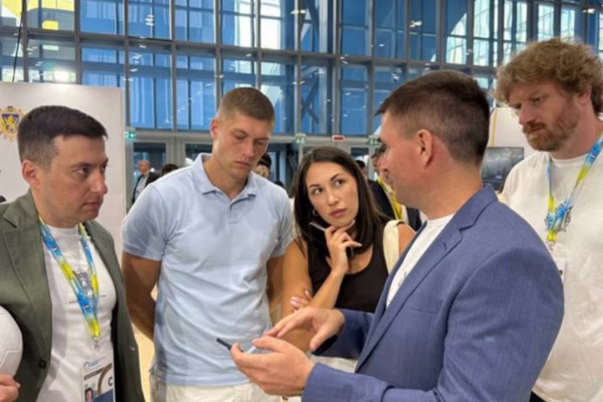 Dovbyk alla Conferenza per la Ripresa dell’Ucraina: presente con la moglie a Roma Dovbyk alla Conferenza per la Ripresa dell’Ucraina: presente con la moglie a Roma
