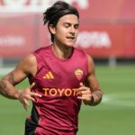 Paulo Dybala corre durante l’allenamento con la Roma a Trigoria
