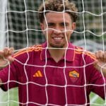 Neil El Aynaoui sorride dietro la rete della porta durante il suo primo giorno a Trigoria con la maglia della Roma