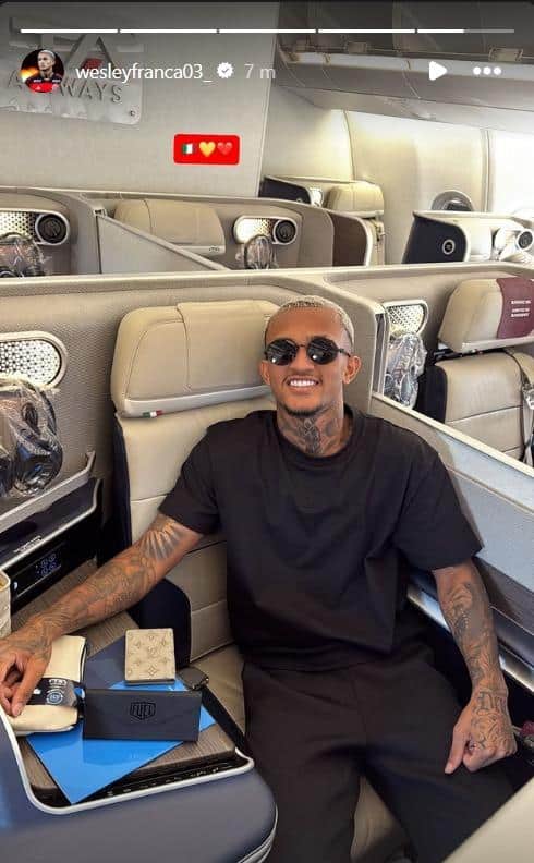 Wesley posta sui social la foto dall'aereo che lo sta per portare a Fiumicino