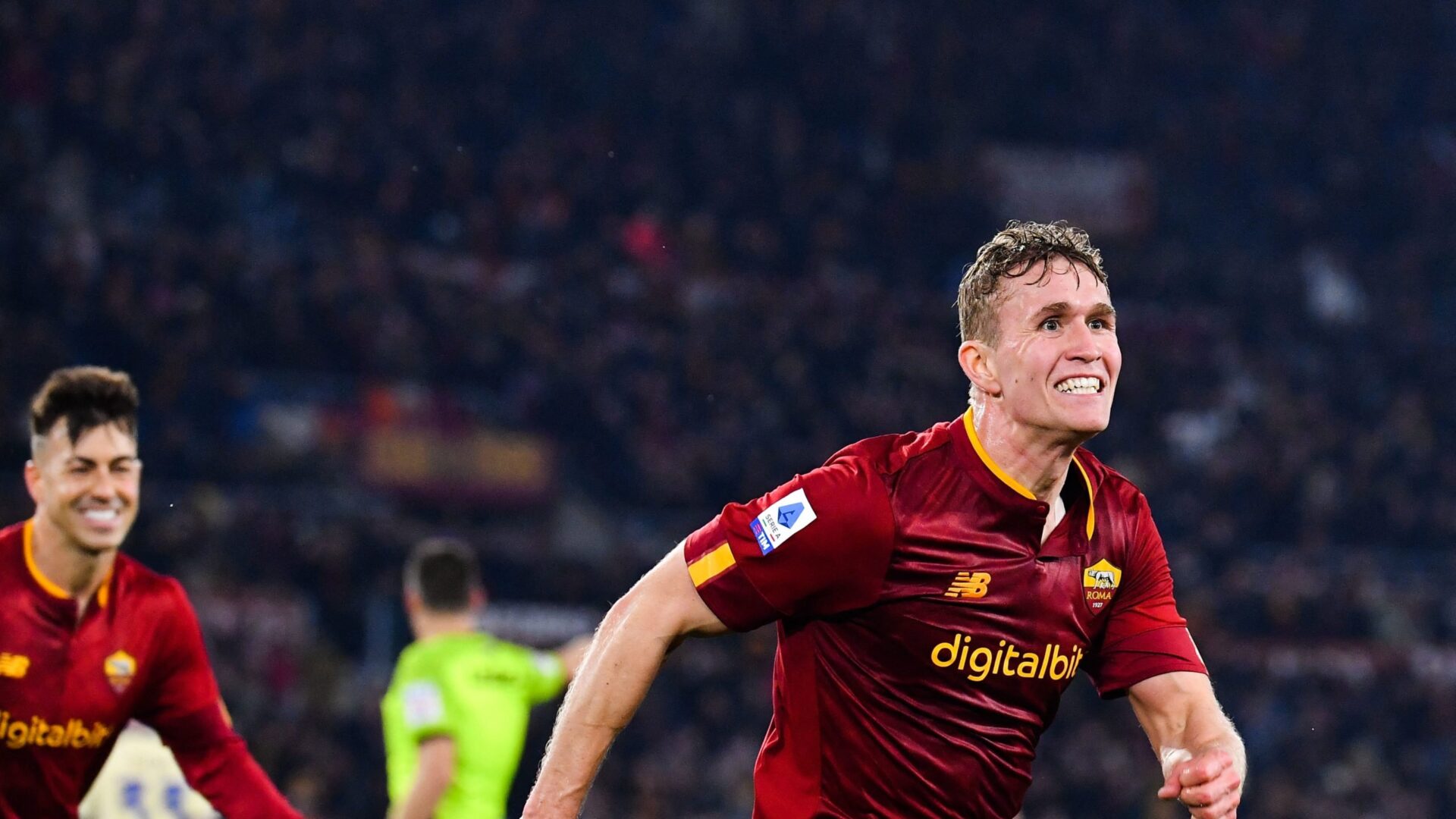 Ola Solbakken esulta dopo un gol con la Roma, in primo piano allo Stadio Olimpico