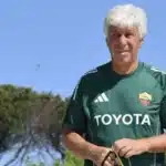 Gasperini con la maglia d’allenamento della Roma a Trigoria