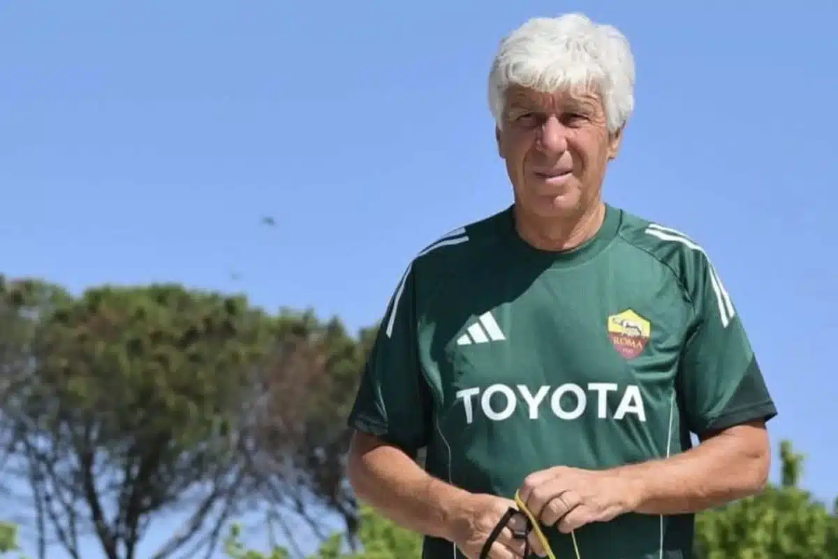 Gasperini con la maglia d’allenamento della Roma a Trigoria