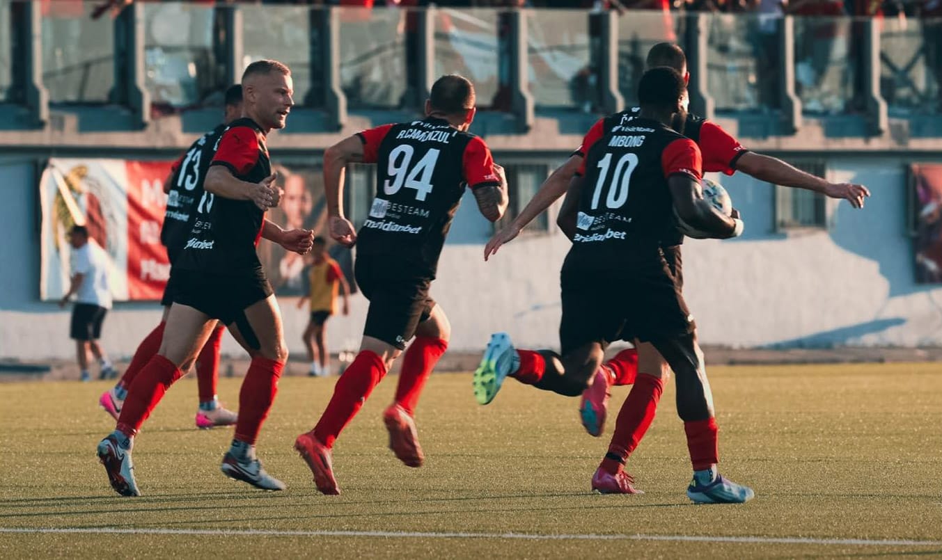 Giocatori dell’Hamrun Spartans esultano dopo un gol durante un match di Champions League preliminare