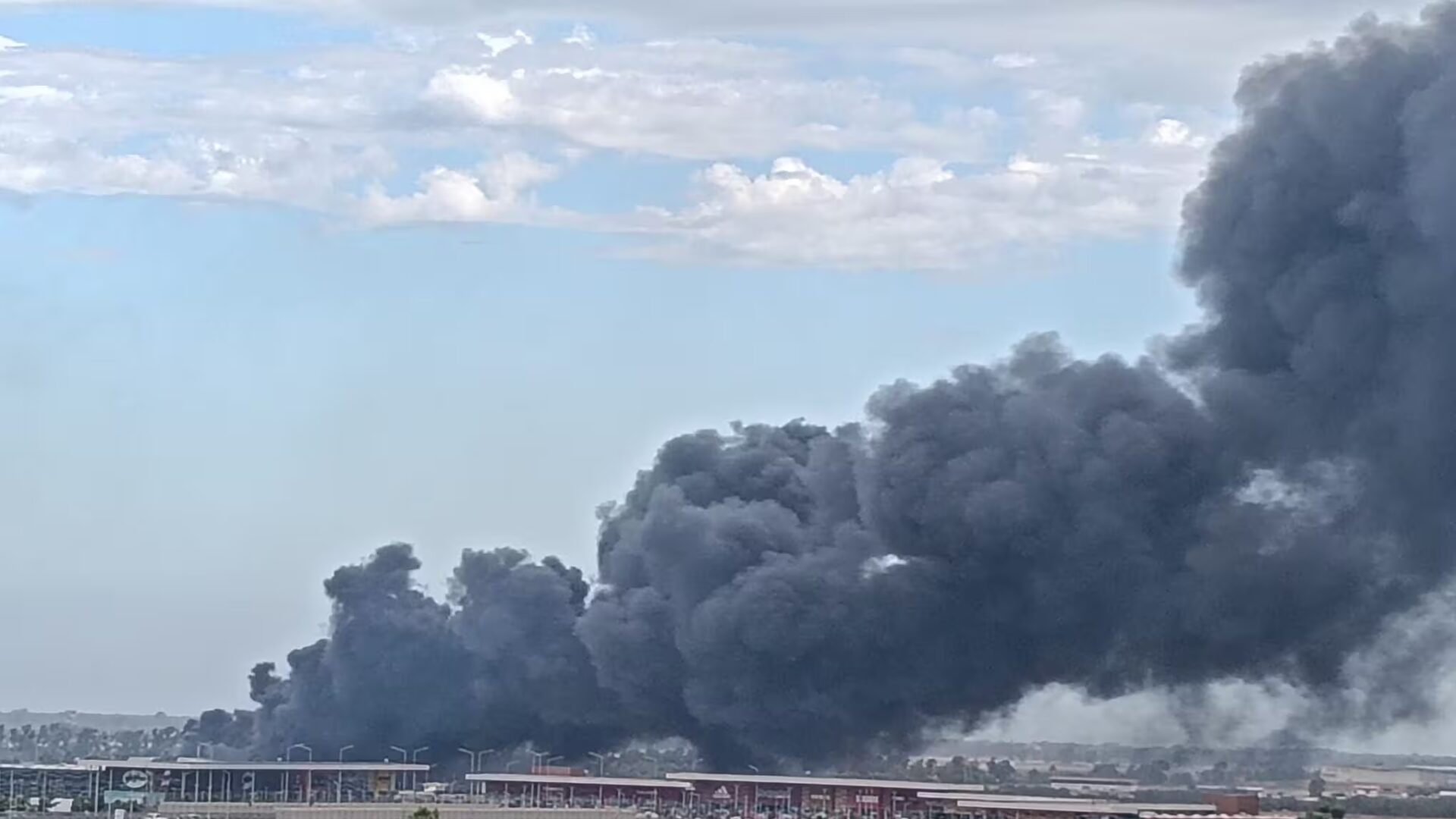 Colonna di fumo nero visibile da Parco Leonardo durante l’incendio a Fiumicino del 7 luglio 2025