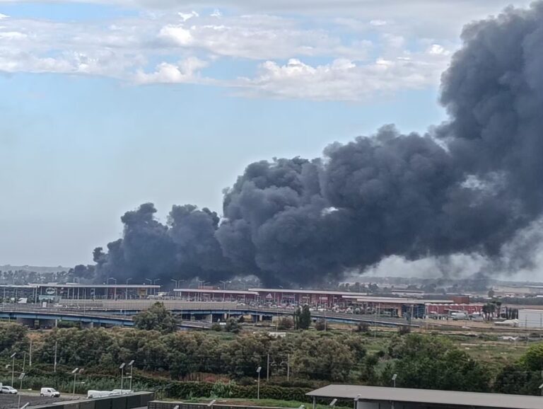 Colonna di fumo nero visibile da Parco Leonardo durante l’incendio a Fiumicino del 7 luglio 2025