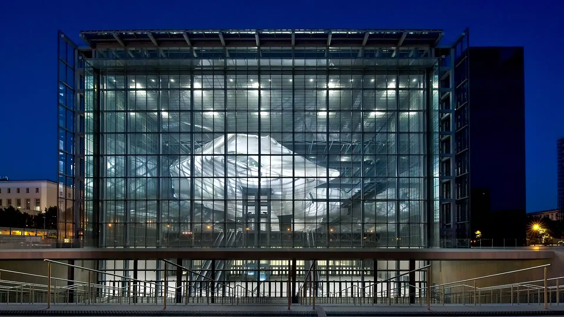 Facciata illuminata del centro congressi La Nuvola all’Eur di Roma
