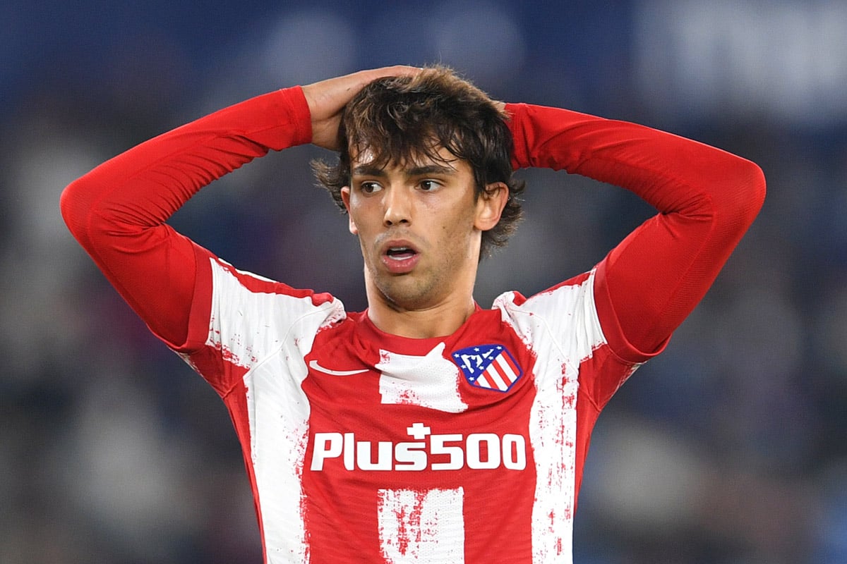 João Félix con le mani sulla testa in maglia Atlético Madrid, espressione di delusione in campo