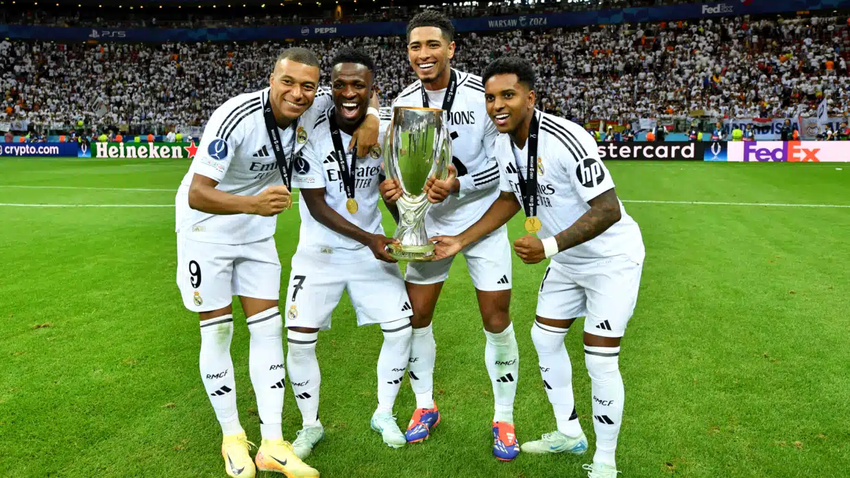 Mbappé, Vinícius Jr., Bellingham e Rodrygo festeggiano la vittoria della Supercoppa UEFA 2024 con il Real Madrid