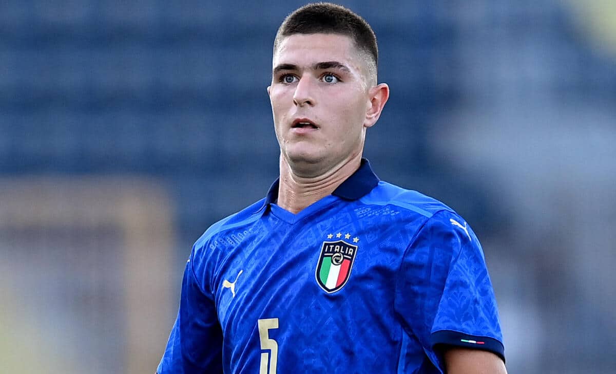 Lorenzo Pirola in campo con la maglia della Nazionale italiana