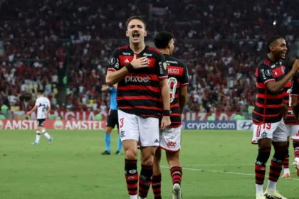 Leo Ortiz esulta dopo un gol con il Flamengo, difensore seguito da Roma e Juventus nel calciomercato estivo