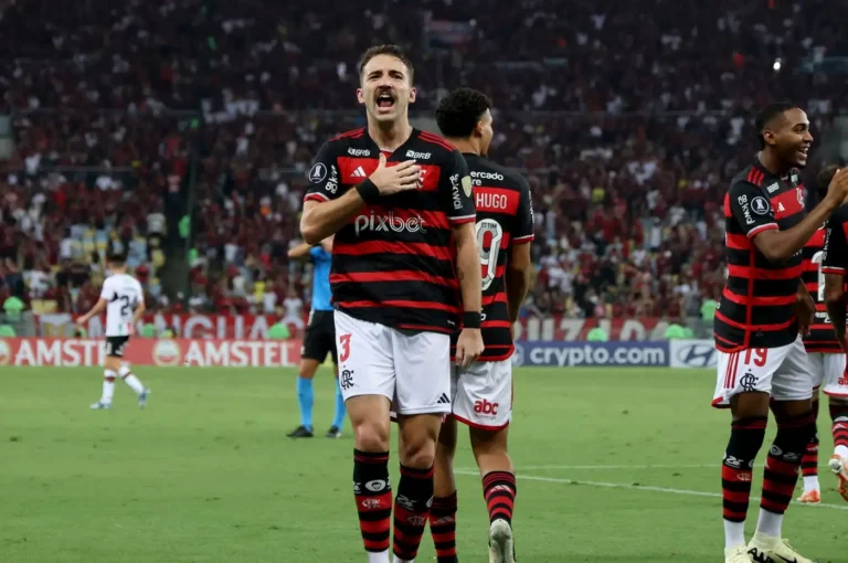 Leo Ortiz esulta dopo un gol con il Flamengo, difensore seguito da Roma e Juventus nel calciomercato estivo