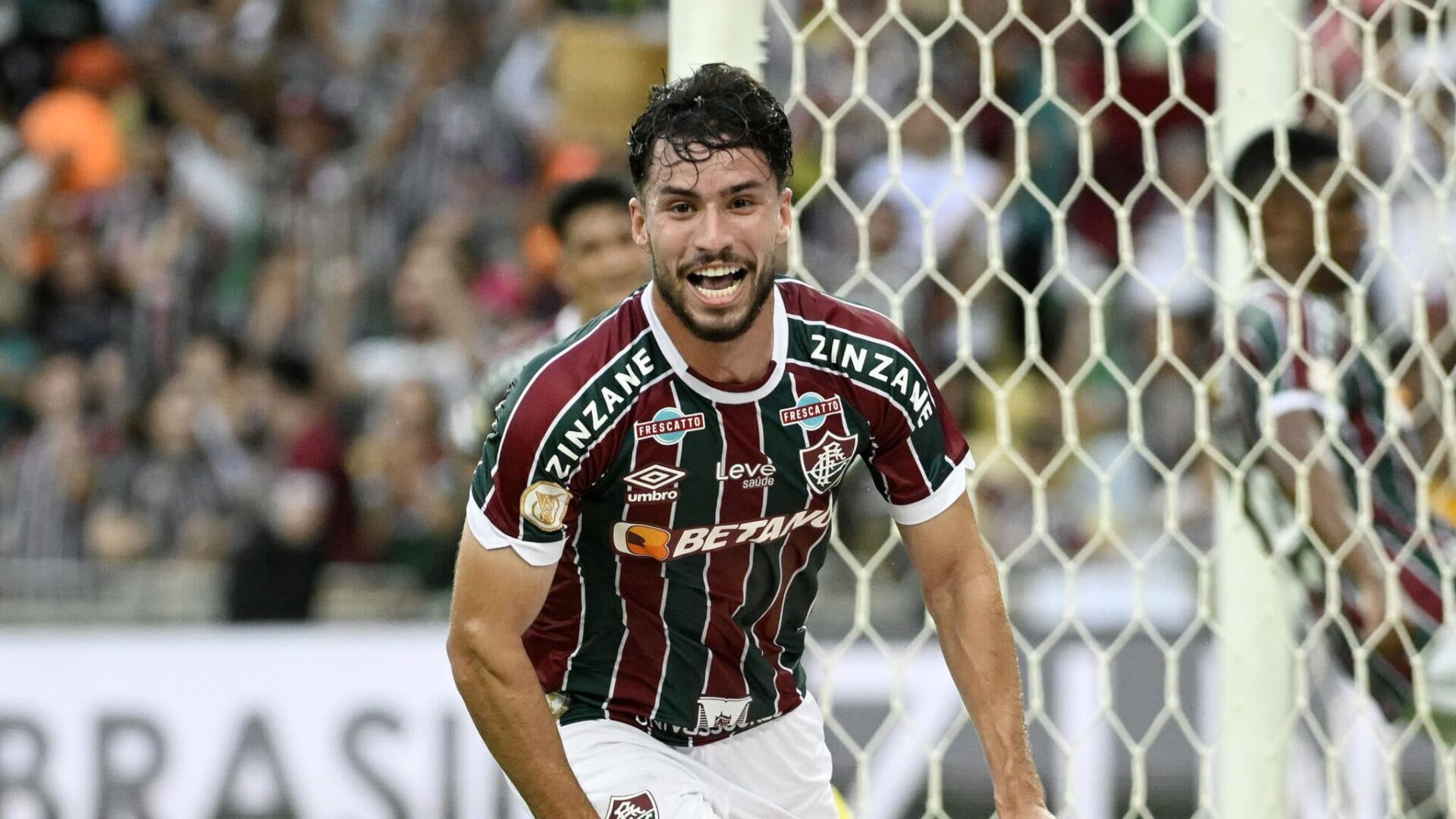 Matheus Martinelli esulta dopo un gol con la maglia del Fluminense durante una partita del Brasileirão