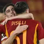 Mattia Mannini abbraccia Pisilli dopo un gol con la Roma Primavera