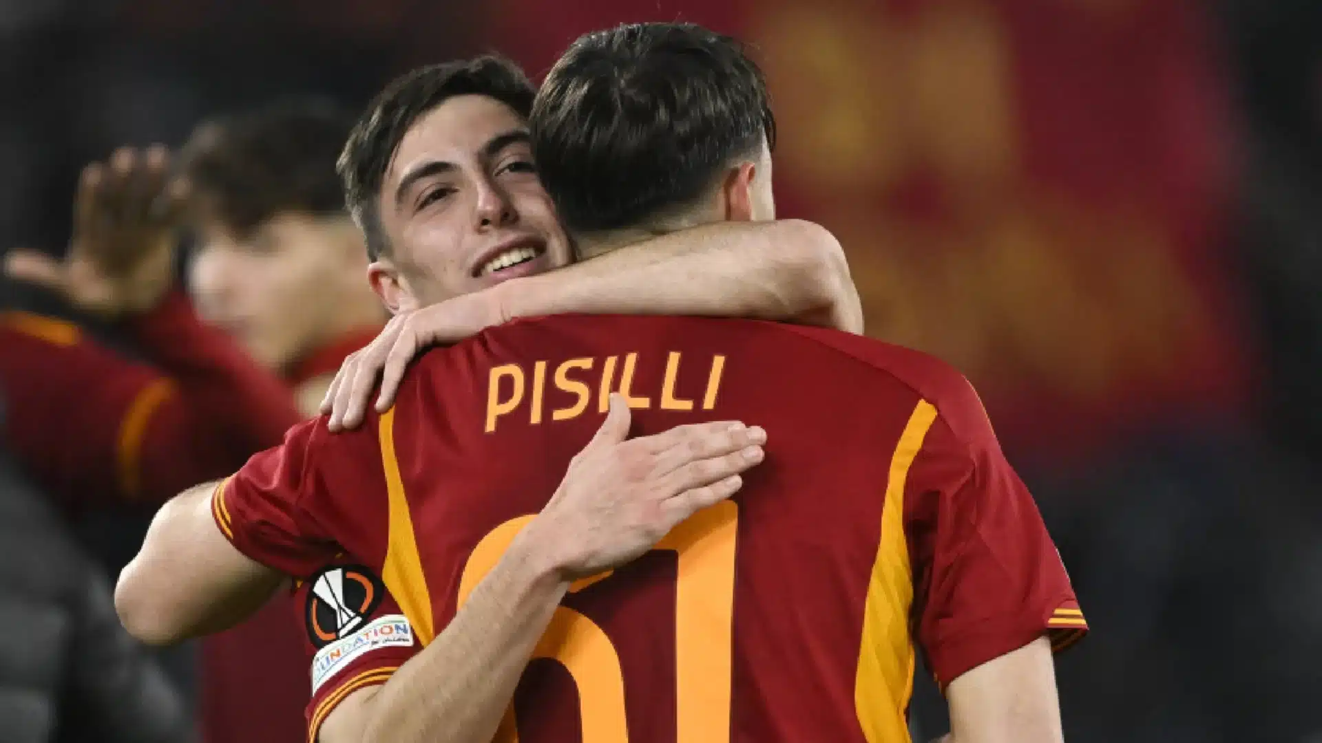 Mattia Mannini abbraccia Pisilli dopo un gol con la Roma Primavera