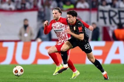 Neil El Aynaoui in azione con la maglia del Lens durante una partita di Europa League