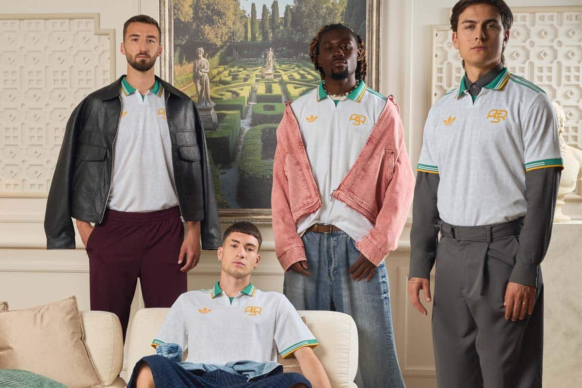 Giocatori della Roma indossano la nuova maglia Third 2025/26 ispirata ai giardini di Roma