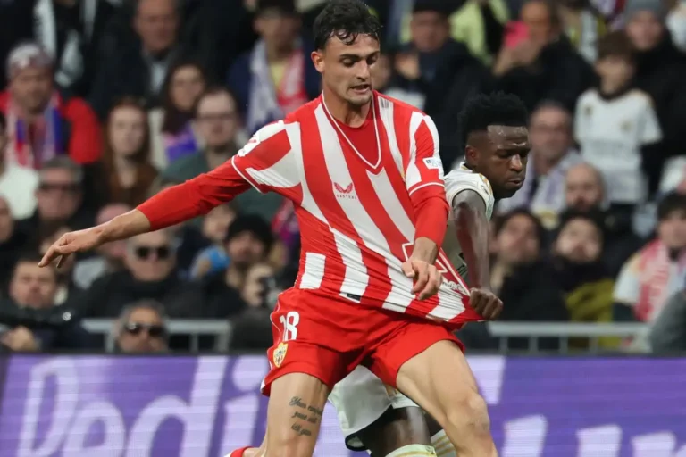 Marc Pubill in azione con la maglia dell’Almeria durante un match di Liga
