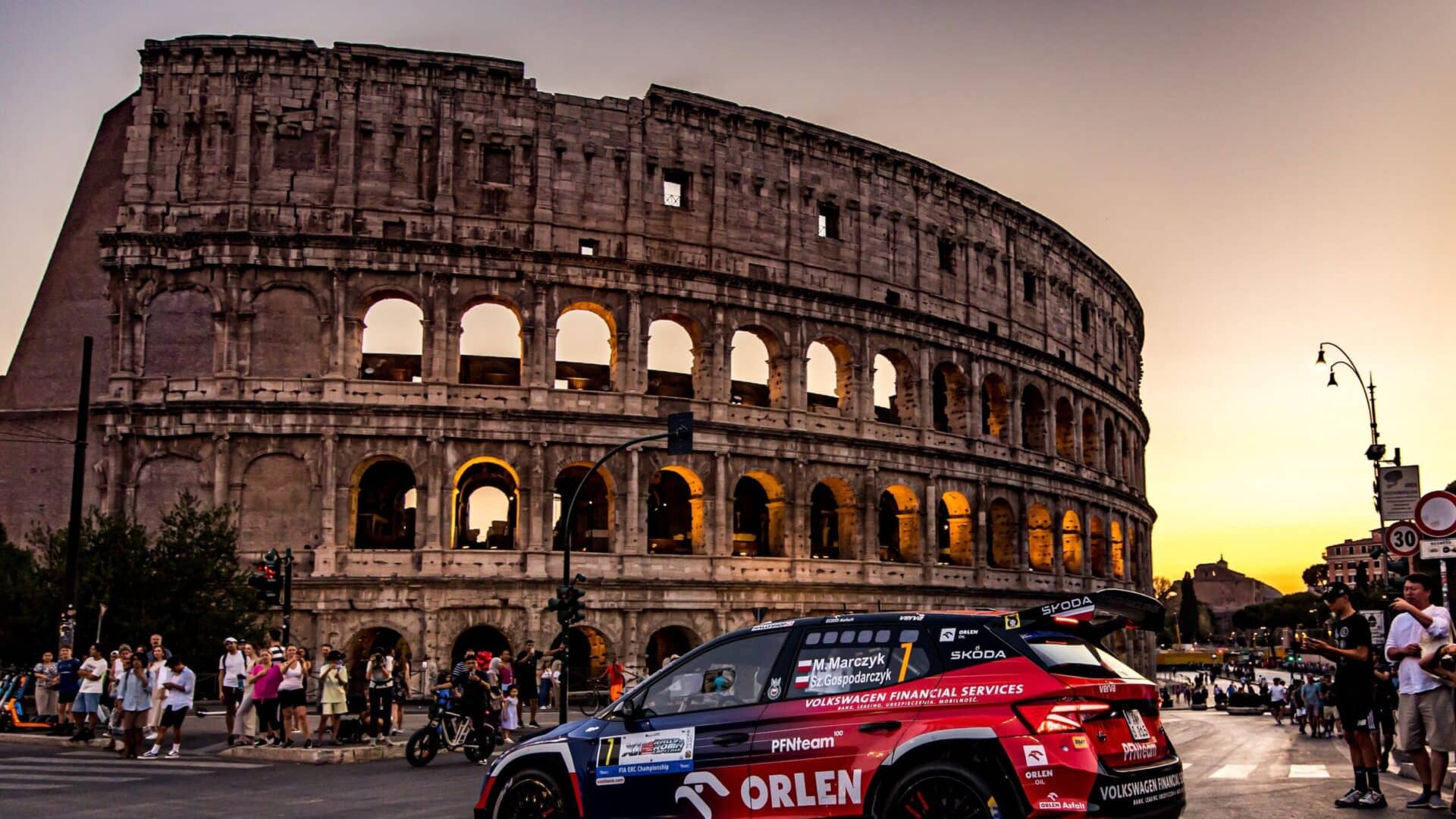 Auto del Rally di Roma Capitale 2025 davanti al Colosseo al tramonto