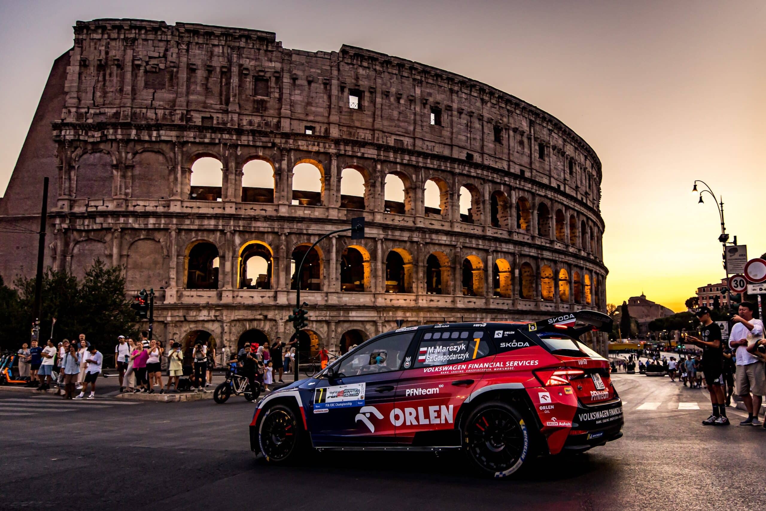 Auto del Rally di Roma Capitale 2025 davanti al Colosseo al tramonto