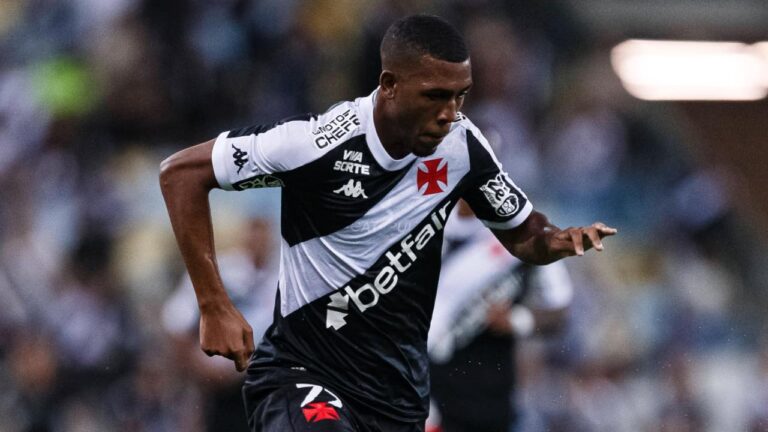 Rayan del Vasco da Gama in campo durante una partita, ala seguita dalla Roma nel calciomercato