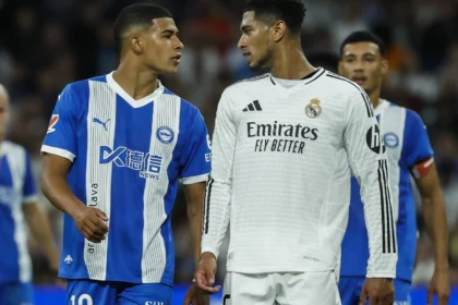 Santiago Mouriño dell’Alaves in contrasto con un giocatore del Real Madrid durante una partita di Liga