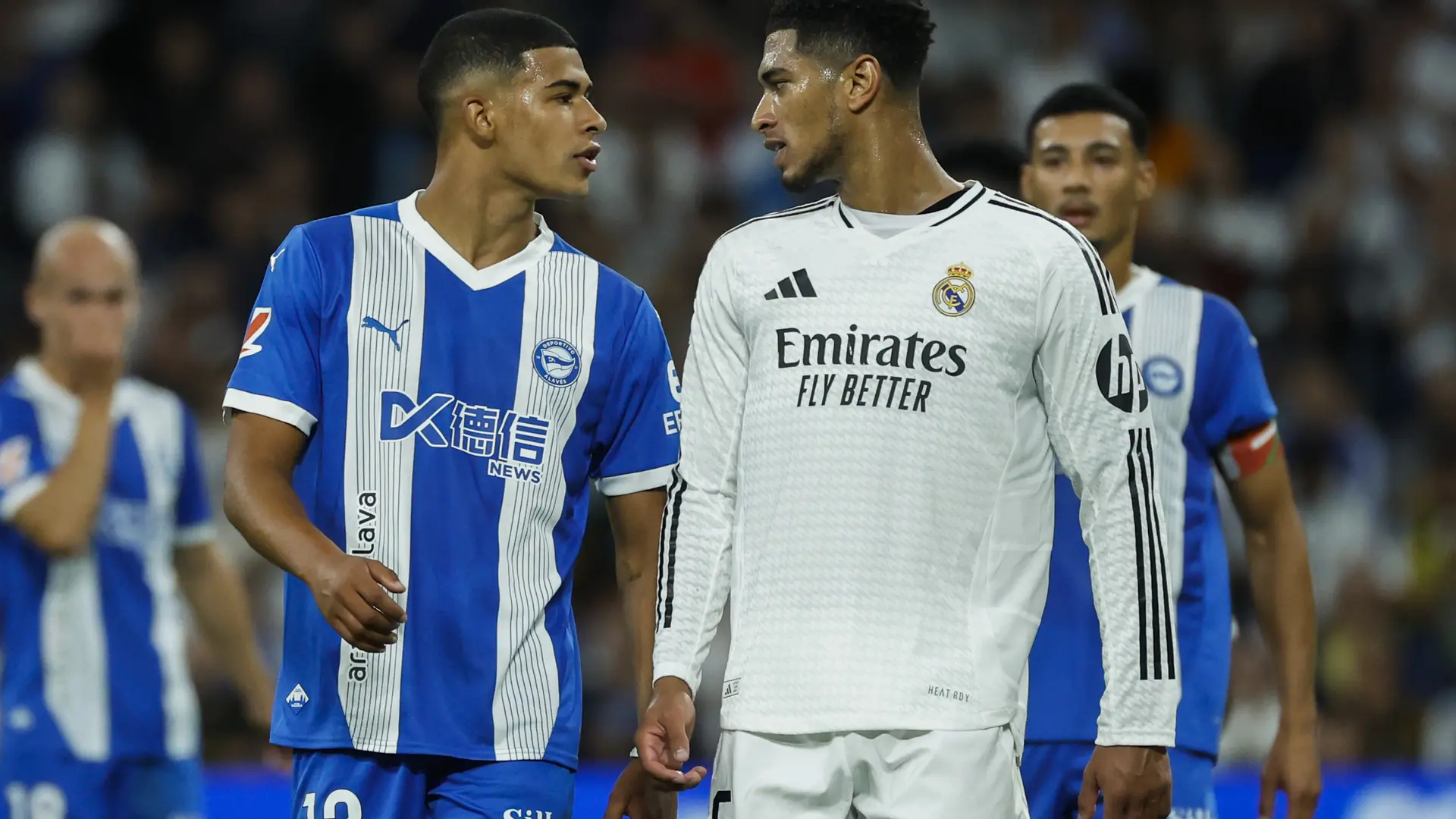 Santiago Mouriño dell’Alaves in contrasto con un giocatore del Real Madrid durante una partita di Liga