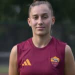 Giulia Robino, nuova calciatrice della Roma Primavera, posa in maglia giallorossa