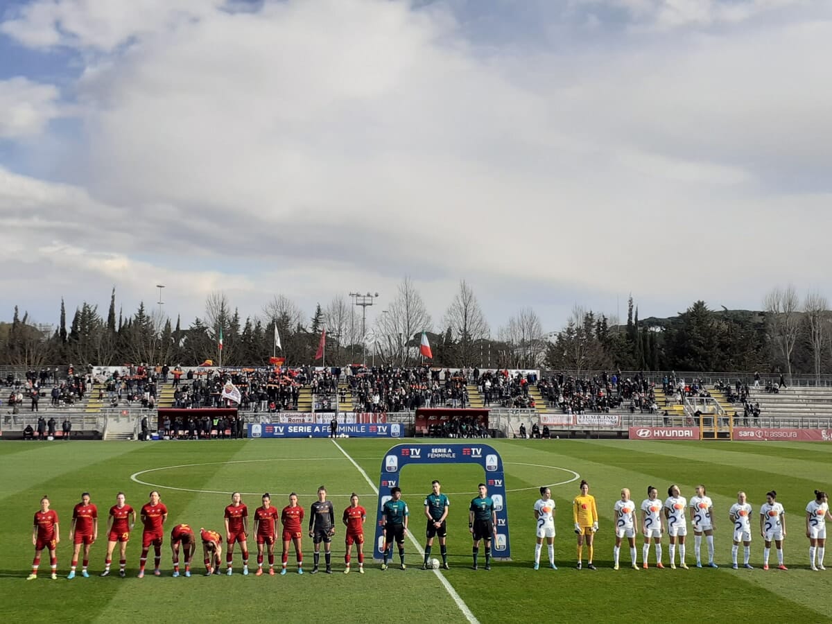 Roma Femminile e Inter in campo davanti ai tifosi per una partita di Serie A