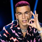 Sfera Ebbasta durante un’esibizione live a Rock in Roma