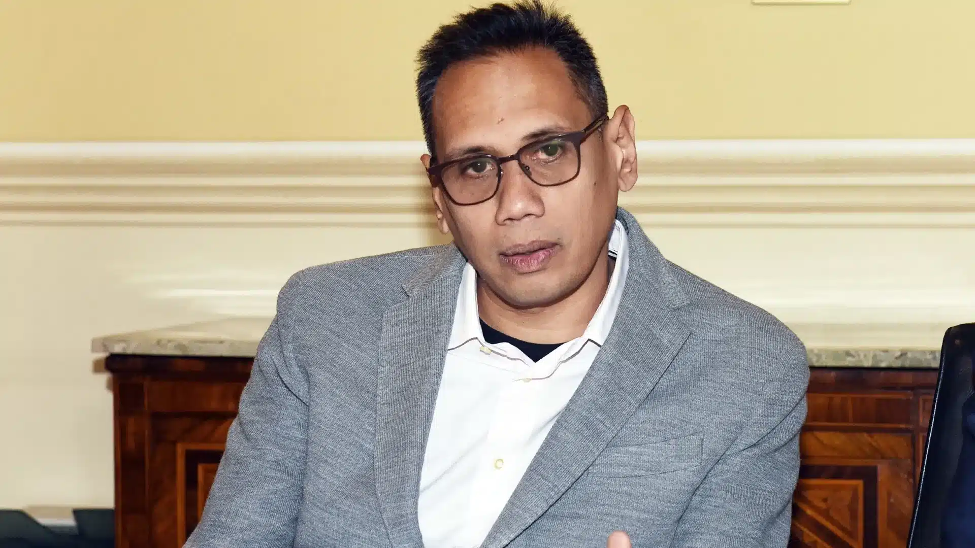 Mirwan Suwarso, patron del Como, durante un’intervista pubblica