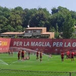 La Roma durante il riscaldamento a Trigoria prima dell’amichevole con il Trastevere