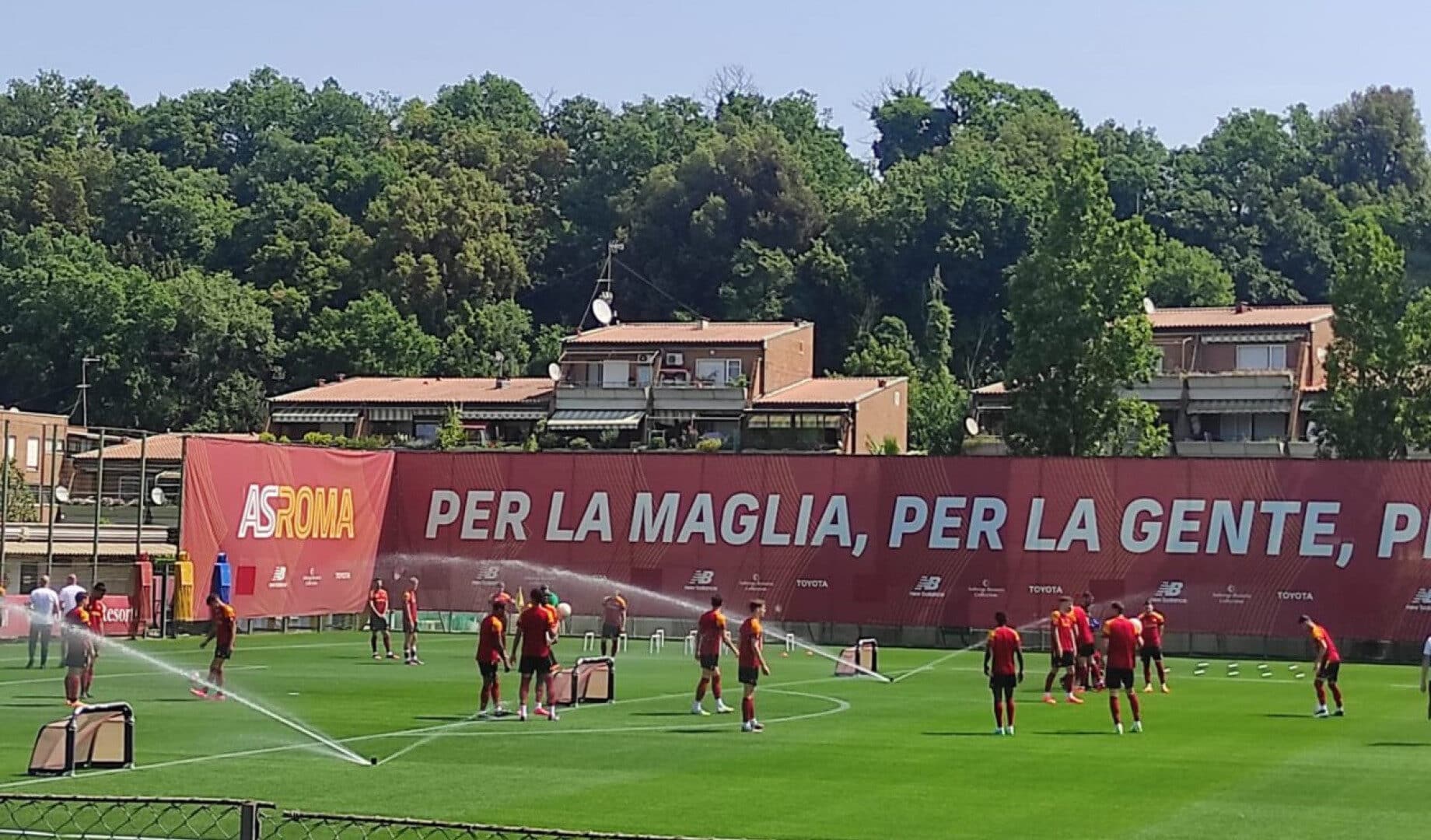 La Roma durante il riscaldamento a Trigoria prima dell’amichevole con il Trastevere