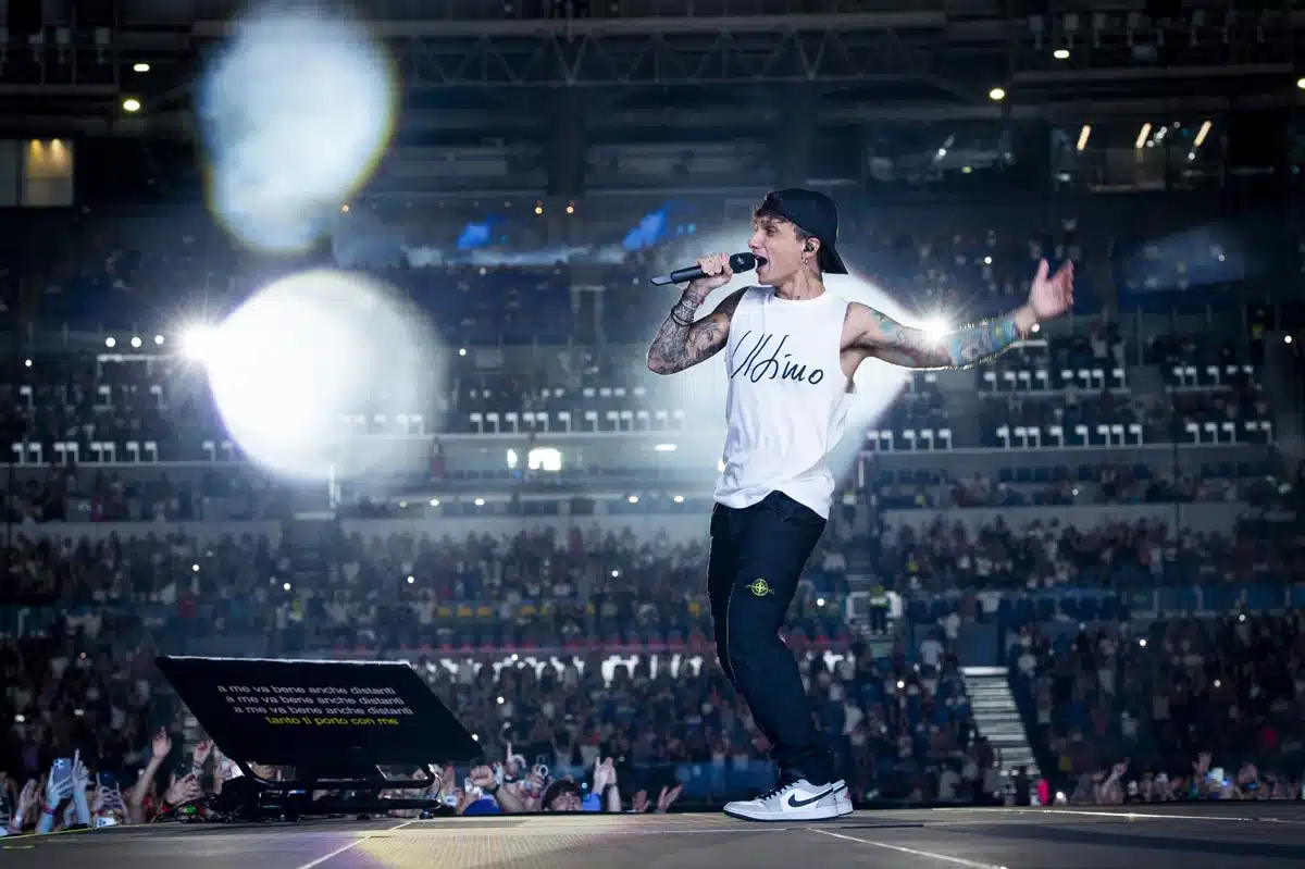 Ultimo canta dal vivo in uno stadio gremito durante un concerto a Roma, tra emozione e applausi del pubblico