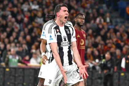 Dusan Vlahovic in maglia Juventus durante una partita contro la Roma, tra i possibili scenari di mercato