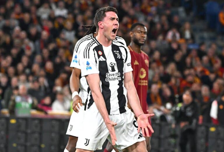 Dusan Vlahovic in maglia Juventus durante una partita contro la Roma, tra i possibili scenari di mercato