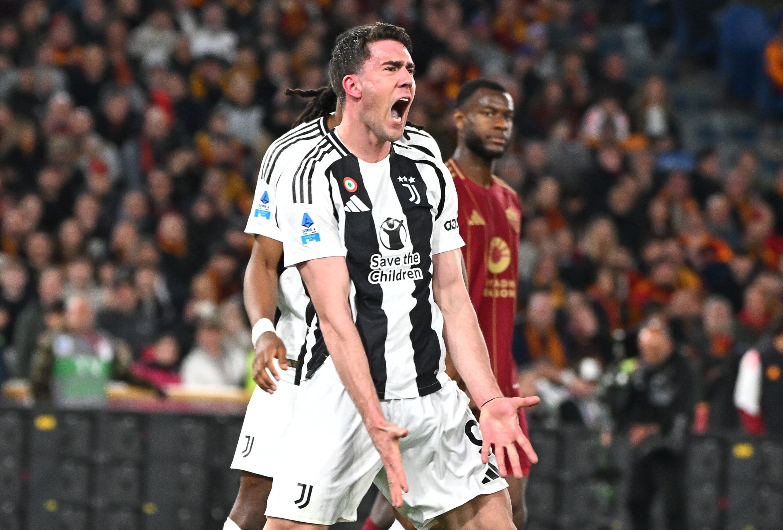 Vlahovic, Roma sullo sfondo: la Juve vuole venderlo, ma Dusan pensa al 2026. E se fosse un’occasione? Vlahovic, Roma sullo sfondo: la Juve vuole venderlo, ma Dusan pensa al 2026. E se fosse un’occasione?