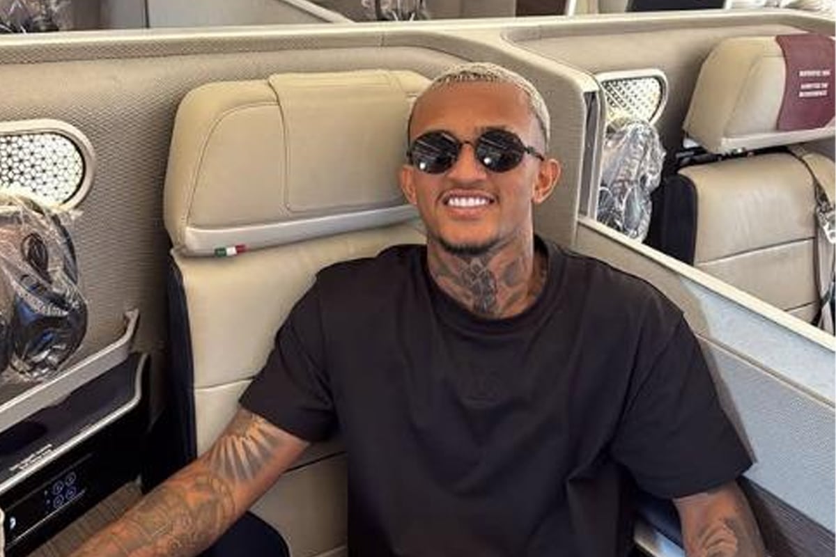 Wesley posta sui social la foto dall'aereo che lo sta per portare a Fiumicino