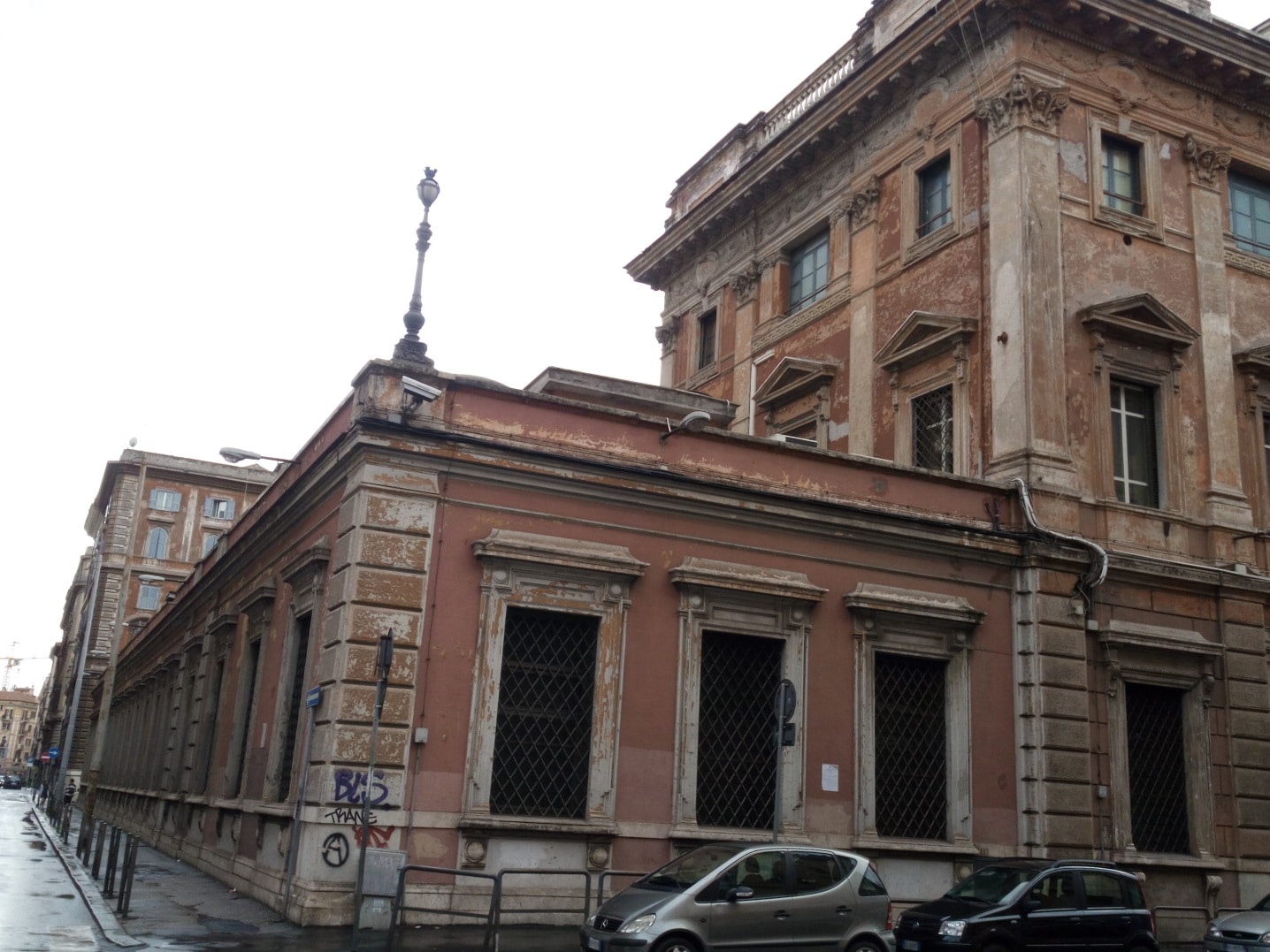 Facciata dell’ex Zecca dello Stato a Roma nel quartiere Esquilino